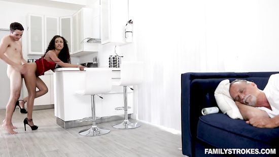 Батя спит и не подозревает что сынок пялит его молодую жену негритянку