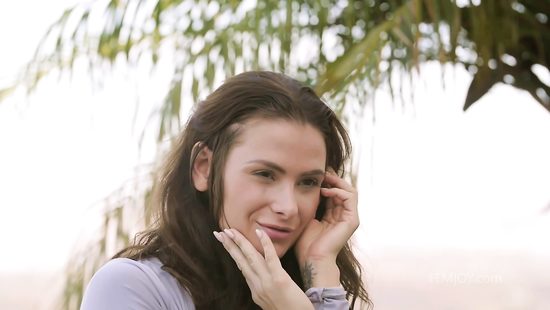 В ожидании приятеля фигуристая куколка покажет вам своё идеальное тело