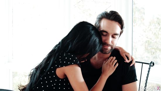 Вдова азиатка после похорон нашла успокоение с братом покойного мужа