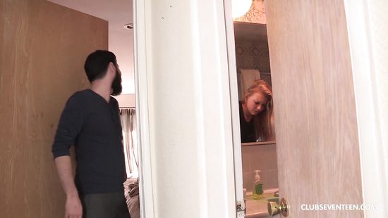 В ванной комнате отчим членом лечит приболевшую грудастую падчерицу