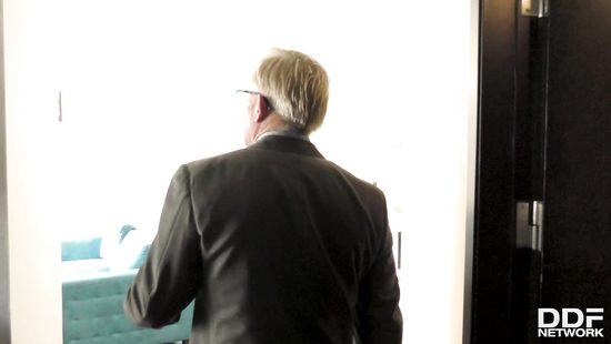 Дед как в молодости отодрал в задницу сочную милфу с большими сиськами