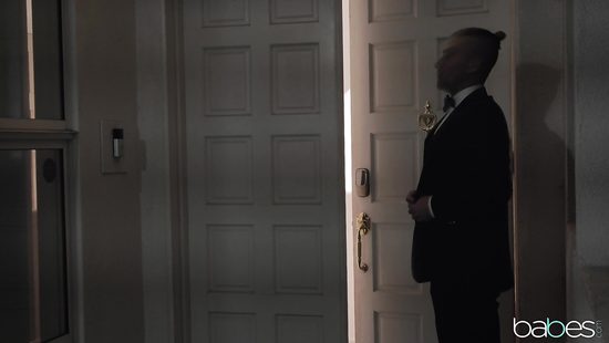 На бильярдном столе молодой актёр отжарил жену известного продюсера