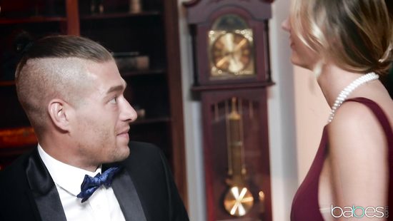 На бильярдном столе молодой актёр отжарил жену известного продюсера