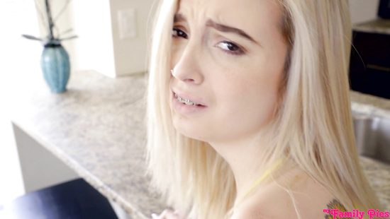 Только мамка отвернулась, пацан на кухне натянул на кукан подружку