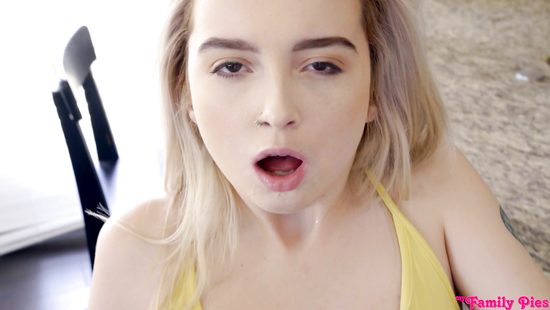 Только мамка отвернулась, пацан на кухне натянул на кукан подружку