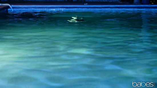 Эксгибиционистка подразнила взрослого соседа и развела на секс