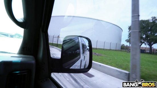 За 400 баксов латинка показала сиськи и дала пикаперу в машине