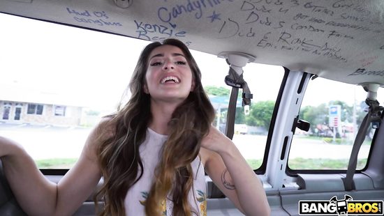 За 400 баксов латинка показала сиськи и дала пикаперу в машине