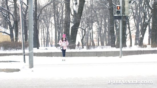 Дерзкая русская брюнетка с натуральными титьками проходит кастинг Private