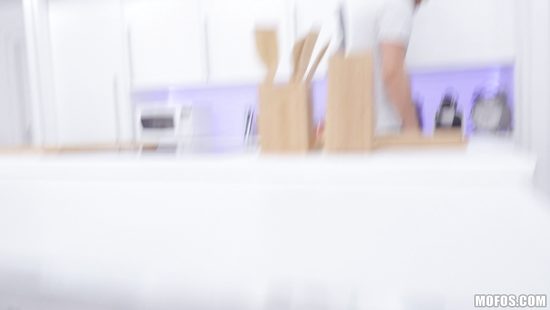 Начинающая спортсменка облизнулась, увидев большой член своего кумира