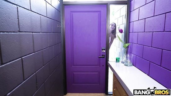 Пока супруга спит, молодой отчим рядом шпилит красивую падцерицу