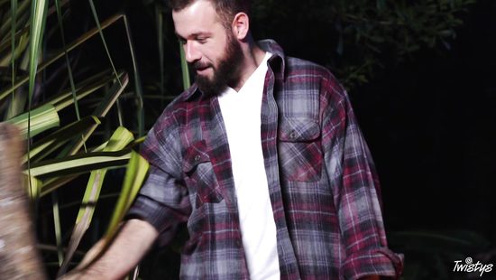 Ночью у костра бородатый мачо поимел миниатюрную блондинку