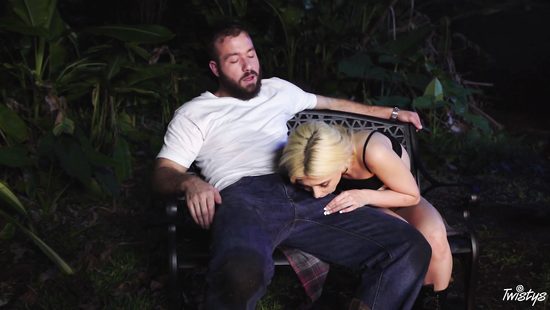 Ночью у костра бородатый мачо поимел миниатюрную блондинку