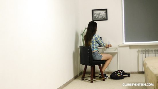 Музыкант оторвался от пианино и поимел темноволосую подружку раком