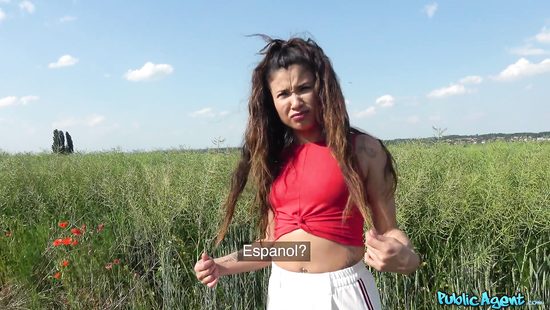 В поле за наличные пикапер поставил раком сексуальную испанку