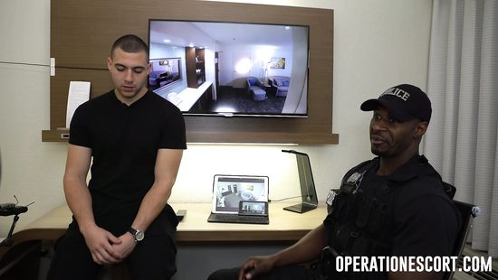 Чёрный полицейский жёстко трахнул арестованную шалаву за свободу