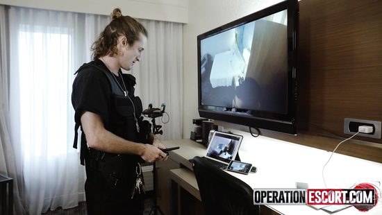 Глупая молодая шлюха при помощи секса пытается избежать тюрьмы