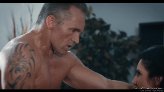 Заявилась к мужу на работу в офис и заставила себя чпокнуть на столе