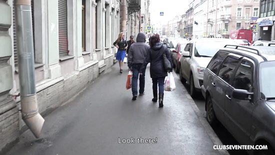 Фейк агент приболтал на секс наивную русскую и чпокнул её на камеру