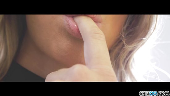 Длинноногая стройная модель красиво трахается в студии с продюсером