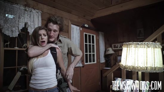 Поймал заблудившуюся красотку и жёстко трахнул её в лесном домике