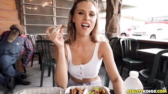 Нагуляла на природе сексуальный аппетит и утолила голод дома с приятелем