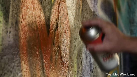 Уличный художник подарил тёлке картину на стене и засадил ей на улице