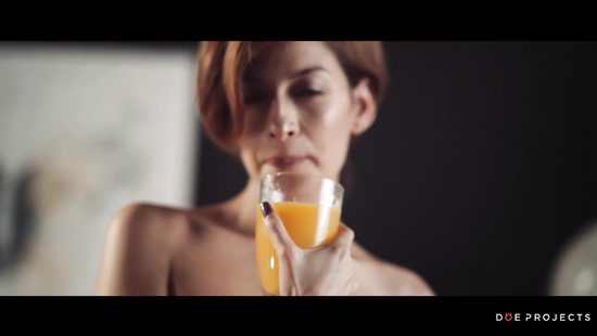 Офигенный минет на кровати засыпанной хлопьями и сперма на губах