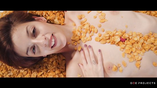 Офигенный минет на кровати засыпанной хлопьями и сперма на губах