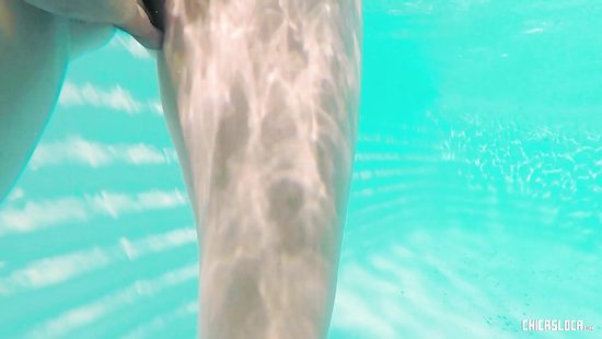 В заброшенном парке грудастую красотку насадил на мощный член негритос