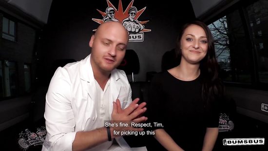 Повелась на бесплатный массаж и дала пикаперу в машине на камеру