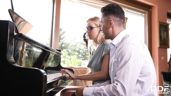 Двойное проникновение для училки музыки при помощи члена и дилдо