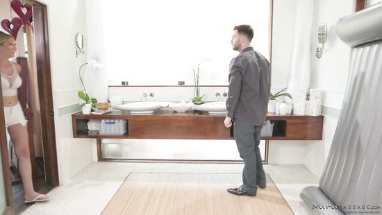 Владелец массажного салона шпилит будущую массажистку и её мамашу