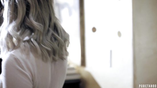 Няню хозяин застукал за мастурбацией и в наказание кончил в манду