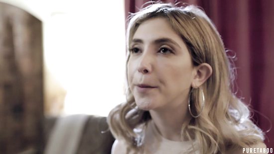 Няню хозяин застукал за мастурбацией и в наказание кончил в манду