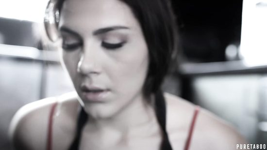 Богатый человек принудил к сексу горничную с красивыми сиськами