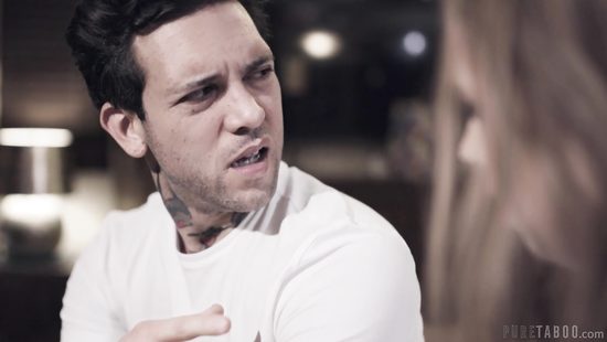 Приехал домой и вместе с отцом оттрахал совершеннолетнюю падчерицу