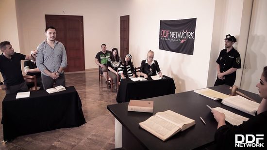 После процесса в зале суда устроили жаркую групповую оргию