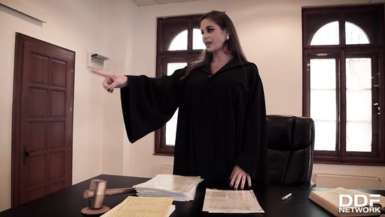 После процесса в зале суда устроили жаркую групповую оргию