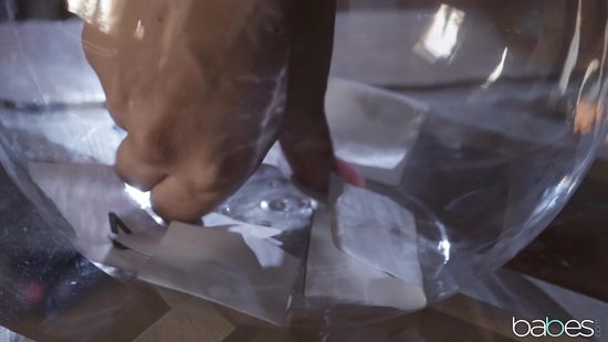 На вечеринке свингеров белая дама перепихнулась с темнокожим жеребцом