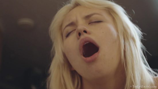 Учёная изучает мастурбацию блондинки с идеальным телом