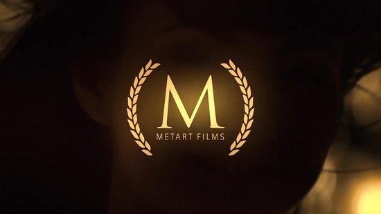 Домохозяйка готовит ужин для любимого и дрочит стейком лысую киску