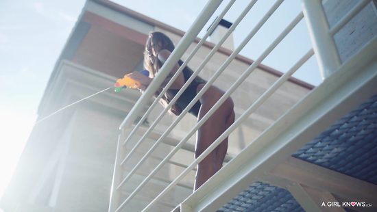 В летний зной у бассейна молодые тёлки полизали друг-дружке ватрушки