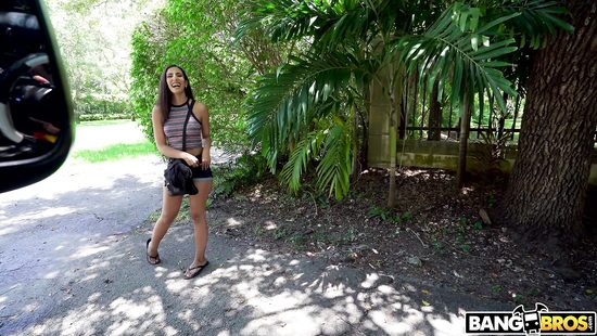 В Майами лысый пикапер быстро развёл на секс в машине роскошную латинку