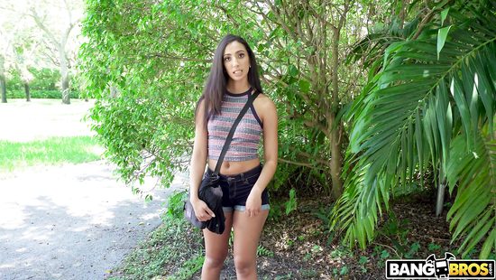 В Майами лысый пикапер быстро развёл на секс в машине роскошную латинку