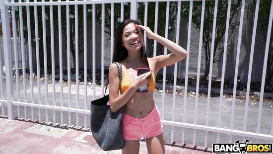 Миниатюрная азиатка оседлала хер пикапера в автобусе за деньги