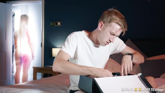 Не суеверный владелец дома большим членом поимел женщину призрака