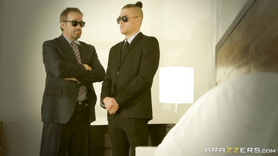 Знаменитая преступница совратила охранника упругой жопой и сумела сбежать