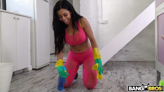 Озабоченный мужичок отжарил латинскую домработницу в сочную задницу