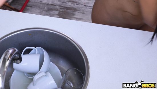 Озабоченный мужичок отжарил латинскую домработницу в сочную задницу